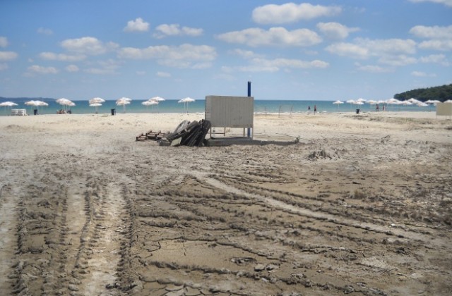 Доброволците в „Аспарухово” – повече от плажуващите(СНИМКИ)