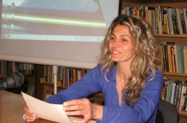 Кадър на Дарик издаде книга