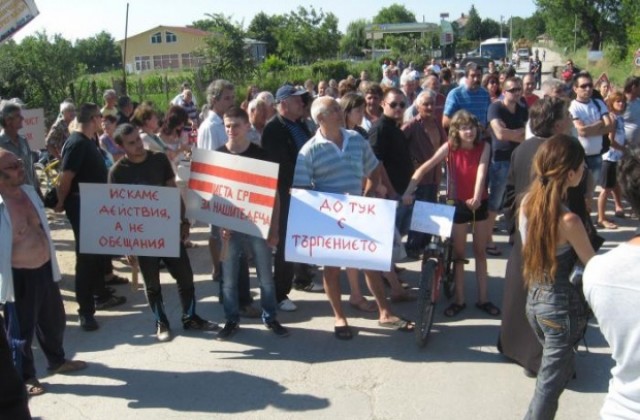 Жители на Първомайци протестираха срещу забавен ремонт на ВиК мрежата и разбитите улици