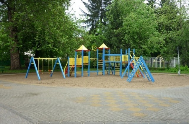 Община Ловеч изгражда две нови детски площадки