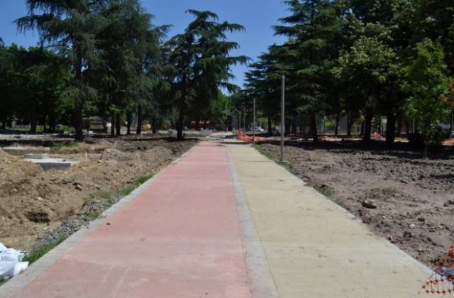 Основната рехабилитация на парковете „Розариум“ и „Тюлбето“ продължава с бързи темпове