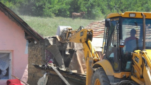 Напрежение в Гъбената махала събориха незаконни ромски постройки