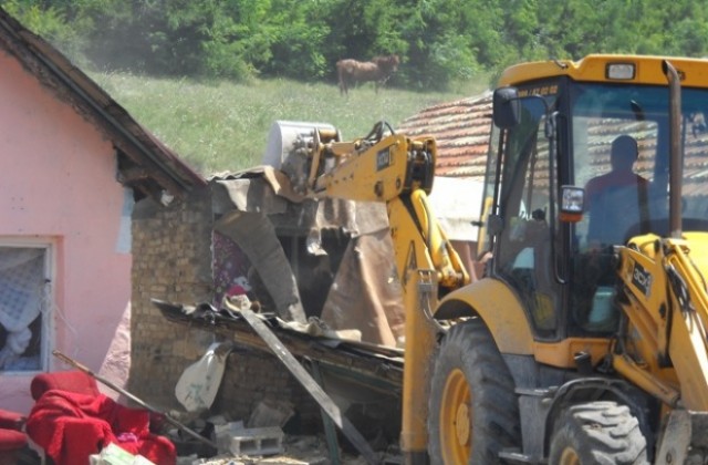 Напрежение в Гъбената махала, събориха незаконни ромски постройки (+)