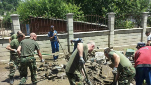 Продължава работата на военнослужещите за възстановяване на Добрич