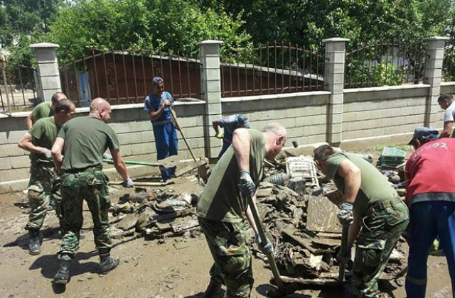 Продължава работата на военнослужещите за възстановяване на Добрич