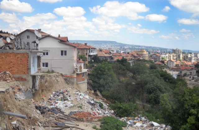 Частни охранители ще пазят евакуираните къщи в „Аспарухово”