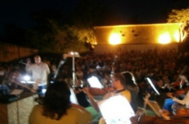 Цигулката в киното прозвуча за бежанците в лагера в Харманли в изпълнение на плевенските филхармоници