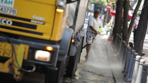 Започва миенето на улици в центъра на София