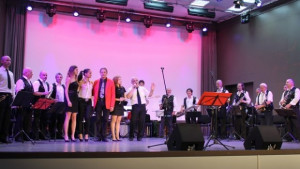 Хилда Казасян омайва феновете с джаз и самба