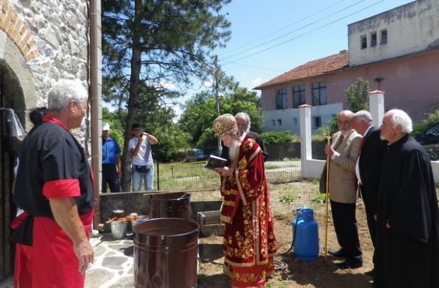 Осветиха обновения храм „Успение Богородично” в село Голямо Крушево