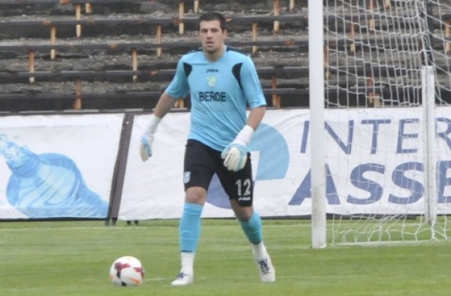 Иван Караджов удължи договора си с Берое