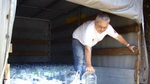 Общината апелира временно да спрат даренията на вода дрехи храни
