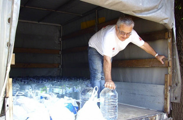 Общината апелира временно да спрат даренията на вода, дрехи, храни и предмети за бита