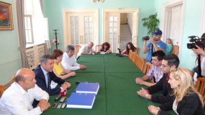 Областният прие подписката