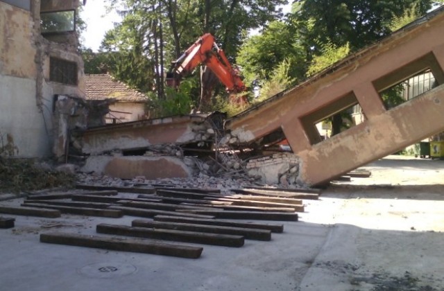 Събарянето на топлата връзка над ул. Неофит Рилски нажежи страстите в Габрово