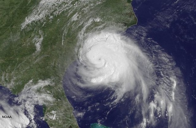 Ураганът Артър намаля до първа степен, очаква се да отслабне още