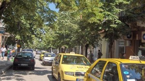 Разкриха двама счупили предните стъкла на автомобили