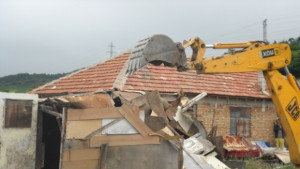 Приключи събарянето на незаконни постройки в Гъбената махала