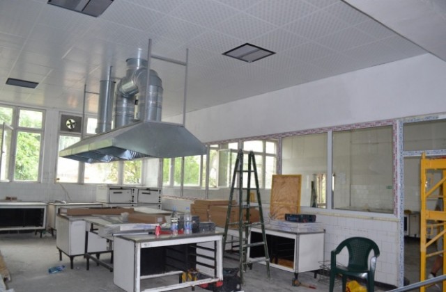 Продължава ремонта на детска млечна кухня в Казанлък