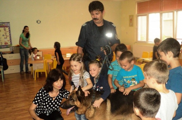 Овчарката Ханс зарадва малчуганите в детските градини Соня и Слънчев дом (СНИМКИ)