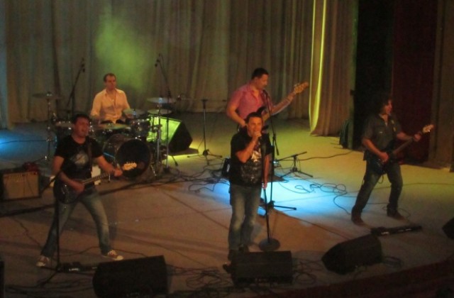 Б.Т.Р. представиха новия си албум Защо? пред горнооряховска публика