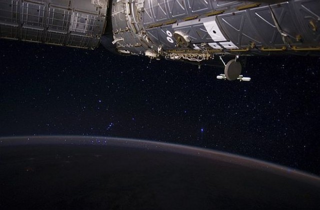 Пробойна в МКС може да наложи излизане на астронавти в открития космос