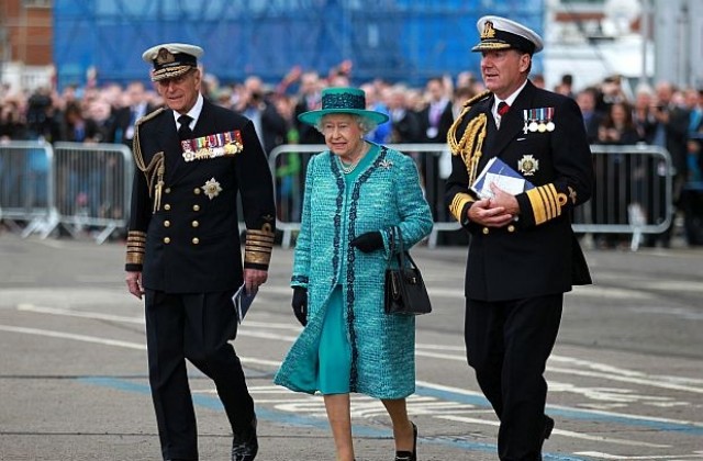 Британската кралица кръсти с името си най-големия британски боен кораб
