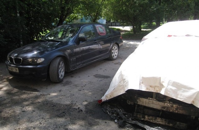 Подпалиха Мерцедес, още два автомобила са увредени