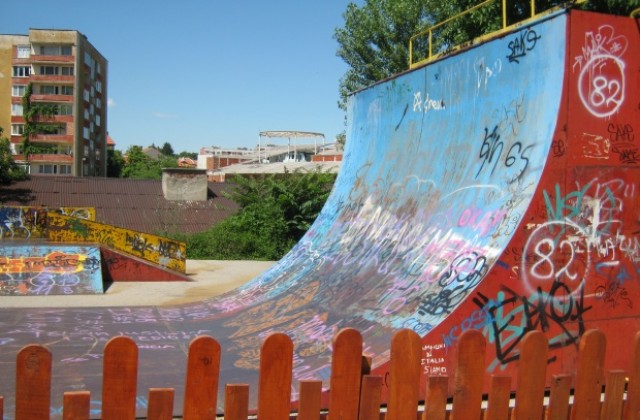 Местят скейтбордната площадка докато тече ремонта на спортната зала в Дупница