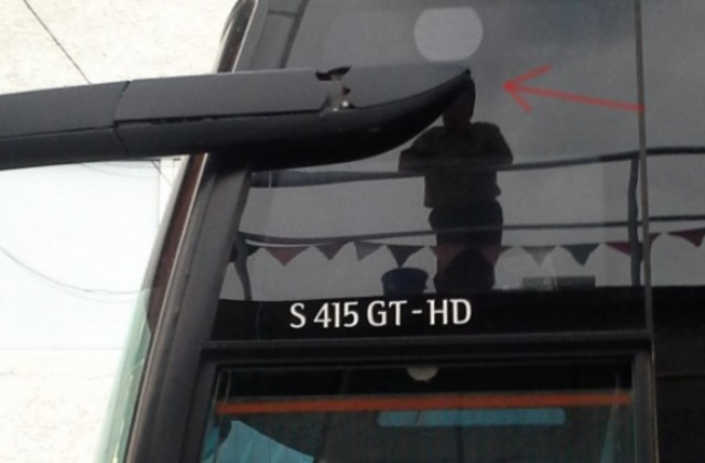 Фенове на Левски счупиха автобуса на Берое