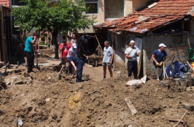 Принудително евакуирани жители на „Аспарухово“ искат да се върнат в домовете си
