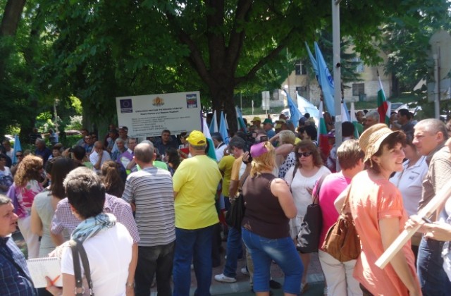 Служителите на АМ Черно море-Шумен на протест с искане за незабавно изплащане на запалтите