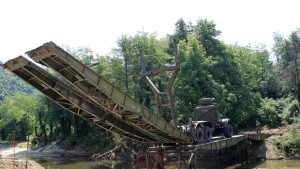 Инженерни войски монтираха понтонен мост при Килифаревския манастир