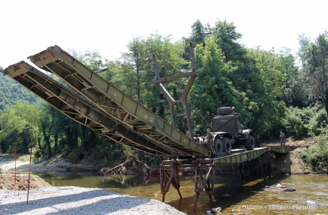 Инженерни войски монтираха понтонен мост при Килифаревския манастир