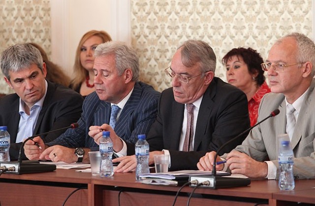 Бизнес и синдикати с призив към политиците да решат вече важните проблеми