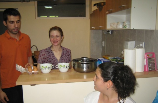 Бразилка показва готварски умения в Дупница