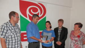 Младежкото обединение на БСП награди с таблет най доброто есе