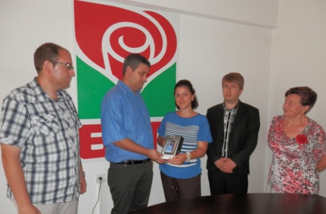 Младежкото обединение на БСП награди с таблет най- доброто есе на социална тема