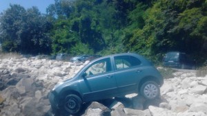 Кола паркира върху скали на метри от морето