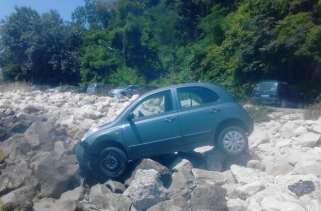 Кола „паркира” върху скали на метри от морето