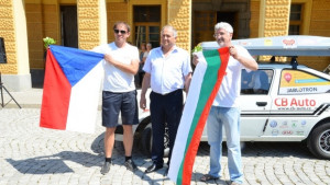 Валентин Дойчинов потегли на околосветско пътешествие с ретро автомобил