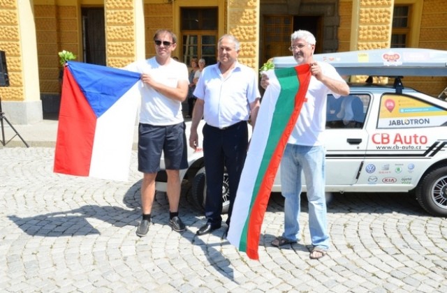 Валентин Дойчинов потегли на околосветско пътешествие с ретро автомобил