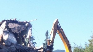 Блъснаха част от ниското тяло на бившия Партиен дом