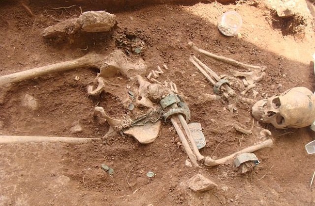 Пернишки археолози се натъкнаха на интересни открития и накити в гроб от 18 век (СНИМКИ)