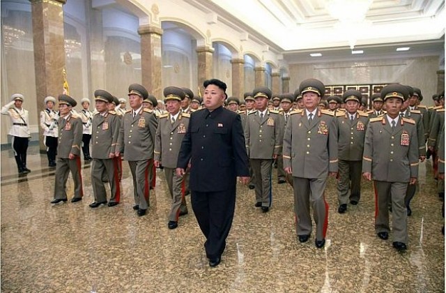 Почина водещ ядрен конструктор на Пхенян, Ким Чен-ун следи подготовката на погребението