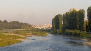 Боклуци и растения пълнят коритото на Марица край Пазарджик