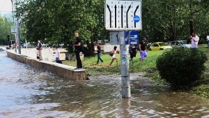 Продължава почистването на София след бурята