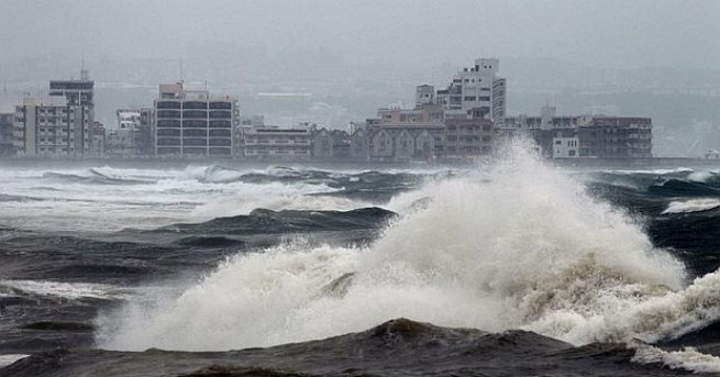 Мощен тайфун удари в нощта срещу неделя източното крайбрежие на