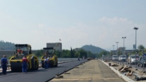 Асфалтират моста на Васил Априлов