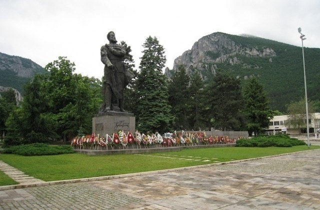 Училищата от Врачанско си  осиновиха паметници